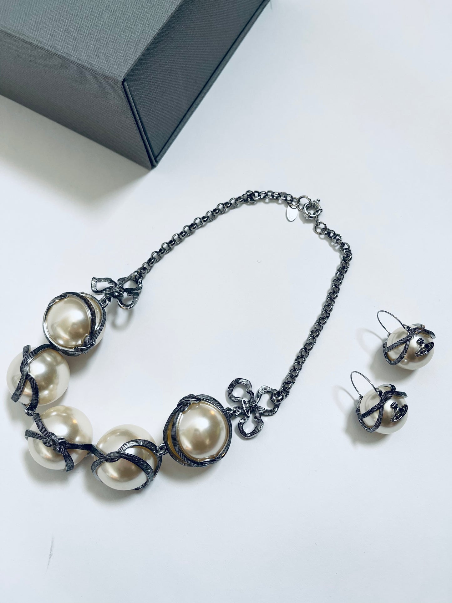 Vivienne Westwood Set of Jumbo White Pearl Necklace and Silver chain VINTAGE and earrings